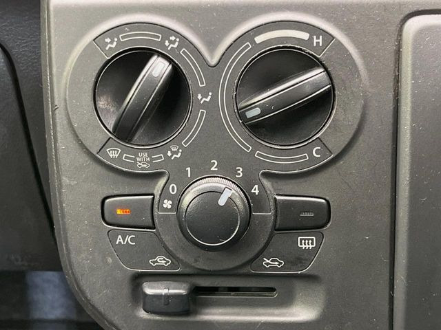 寒い冬も暑い夏も全席に快適な空調を届けてくれる、ダイヤル式エアコンを装備♪