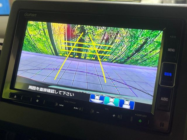 【バックカメラ】駐車時に後方がリアルタイム映像で確認できます。大型商業施設や立体駐車場での駐車時や、夜間のバック時に大活躍!運転スキルに関わらず、今や必須となった装備のひとつです!