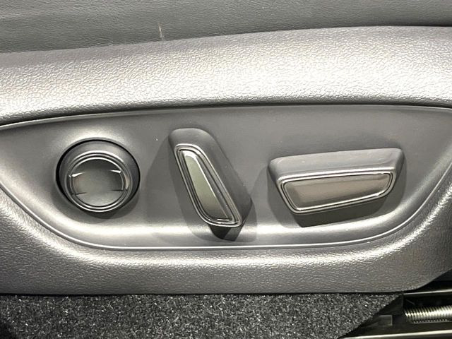 【メモリー機能付きパワーシート】ドライバーごとに設定したシート位置を記憶して、ボタン一つで切り替えできる便利な機能!運転する方が複数名いらっしゃるご家庭におすすめです♪