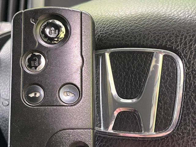 �yHonda�X�}�[�g�L�[�z�J�o����|�P�b�g�ɓ��ꂽ�܂܂ł��h�A�̎{���E�������\�ȃX�}�[�g�L�[�𑕔��B�G���W���̃I���E�I�t�����J�M�����o���K�v����������Ƃ��Ă��֗��ł���