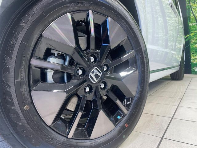 【純正16インチアルミホイール】外観にマッチした純正アルミホイールを装着しております。各種社外アルミホイールや、スタッドレスタイヤも取扱いしております。是非ご相談ください♪