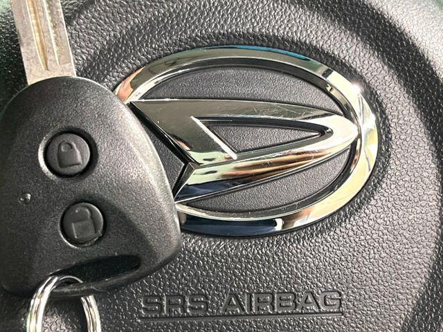 【キーレス】少し離れた場所からでもボタン一つでドアの開錠・施錠ができるのでとっても便利!ドアの鍵穴周りに傷をつけることもありません♪