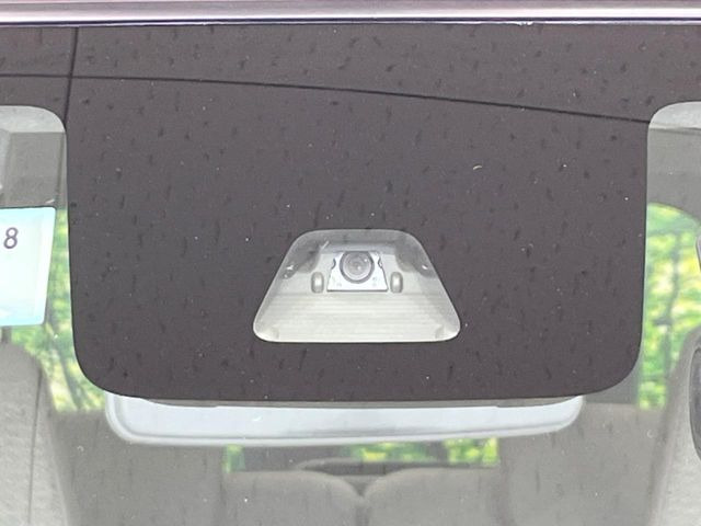 【スマートアシスト】走行中に前方の車両等を認識し、衝突しそうな時は警報とブレーキで衝突回避と被害軽減をアシスト。より安全にドライブをお楽しみいただけます。