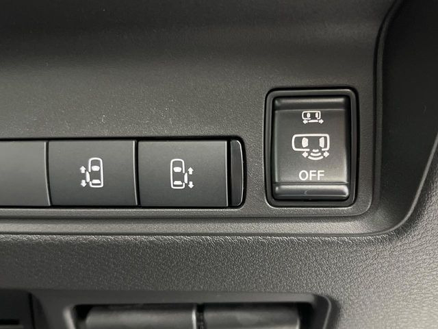 【ハンズフリー機能付き両側パワースライドドア】スライドドアの下に足先を入れてすぐ引くと、自動的にスライドドアが開閉します!荷物で両手がふさがった状態でも、ドアの開閉ができてとっても便利!