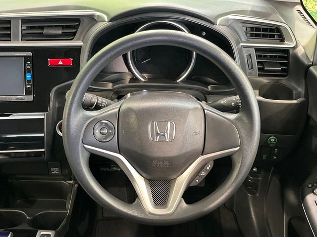 インテリアに合わせたデザインのステアリングは、運転される方のことも考え、運転しやすい形状、大きさです。是非一度、実際に触ってお確かめください。