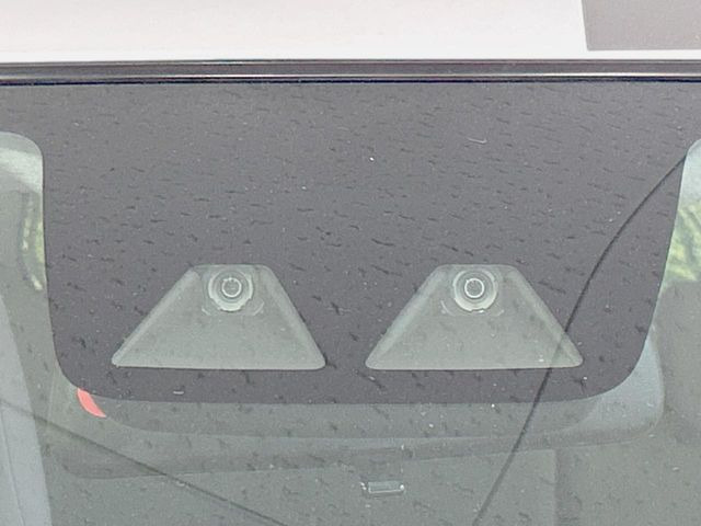 【スマートアシスト】走行中に前方の車両等を認識し、衝突しそうな時は警報とブレーキで衝突回避と被害軽減をアシスト。より安全にドライブをお楽しみいただけます。