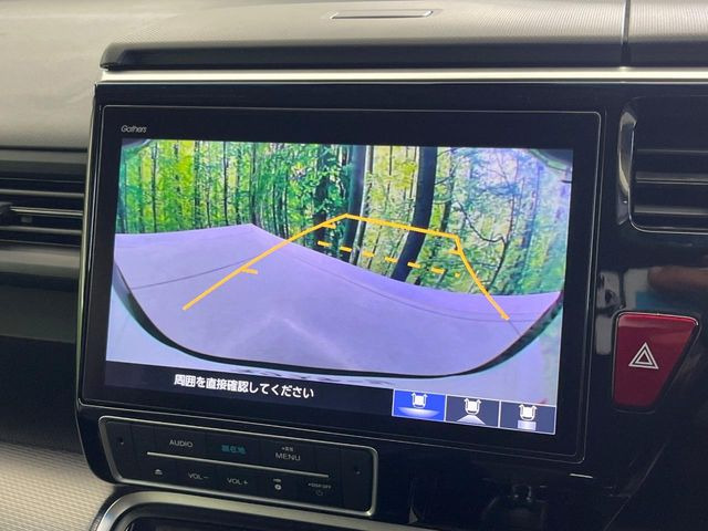 【バックカメラ】駐車時に後方がリアルタイム映像で確認できます。大型商業施設や立体駐車場での駐車時や、夜間のバック時に大活躍!運転スキルに関わらず、今や必須となった装備のひとつです!