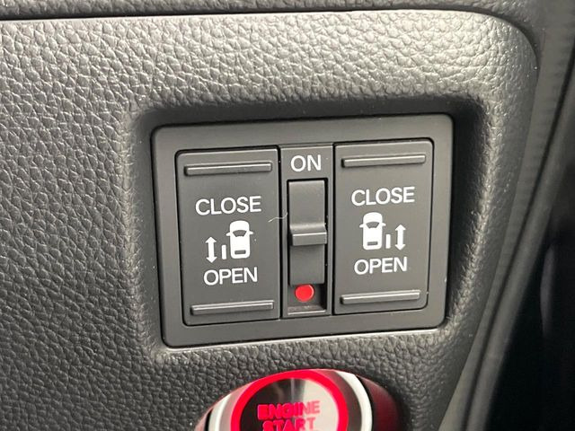 【両側パワースライドドア】スマートキーや運転席のスイッチで後席両側スライドドアの開閉が可能♪電動だから力を入れてドアを開ける必要が無く、小さなお子様でも簡単に開け閉めでき快適です♪