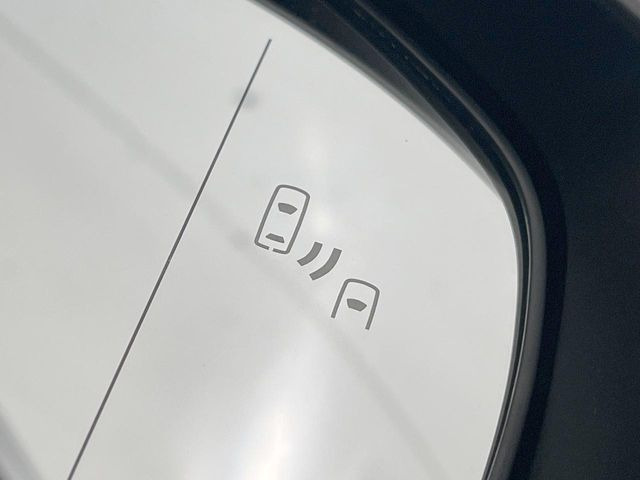 【ブラインドスポットモニター】走行中、ドアミラーの死角になりやすい箇所に後続車が接近するとサイドミラーのレンズに警告を表示!ドライバーに注意喚起をしてくれます。