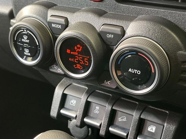 【オートエアコン】一度お好みの温度に設定すれば、車内の温度を検知し風量や温度を自動で調整。暑い&hellip;寒い&hellip;と何度もスイッチ操作をする必要はありません。快適な車内空間には必須の機能ですね♪
