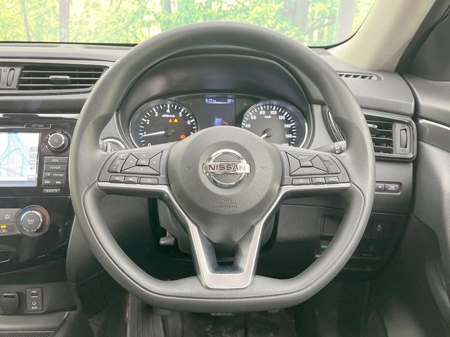 �C���e���A�ɍ��킹���f�U�C���̃X�e�A�����O�́A�^�]�������̂��Ƃ��l���A�^�]���₷���`��A�傫���ł��B�����x�A���ۂɐG���Ă��m���߂��������B