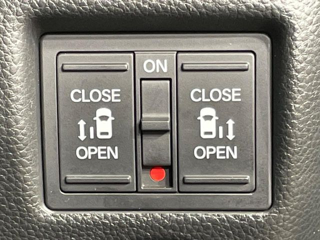 【両側パワースライドドア】スマートキーや運転席のスイッチで後席両側スライドドアの開閉が可能♪電動だから力を入れてドアを開ける必要が無く、小さなお子様でも簡単に開け閉めでき快適です♪