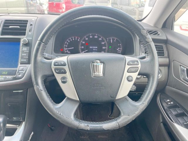 �C���e���A�ɍ��킹���f�U�C���̃X�e�A�����O�́A�^�]�������̂��Ƃ��l���A�^�]���₷���`��A�傫���ł��B�����x�A���ۂɐG���Ă��m���߂��������B