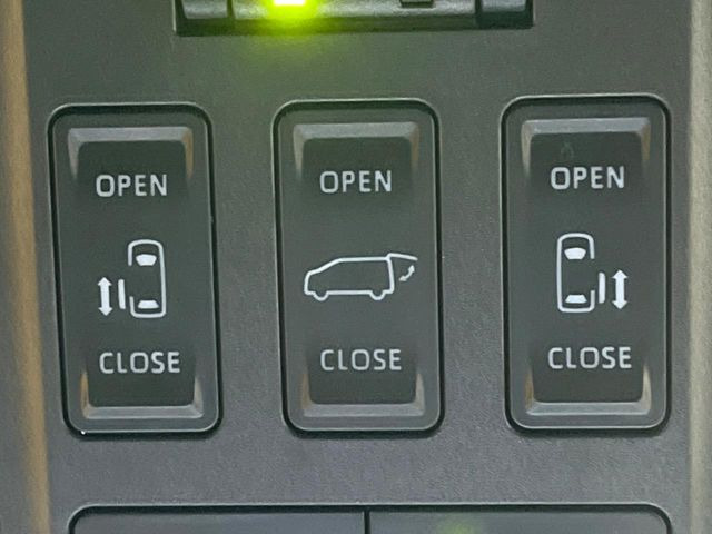 【両側スライドドア】駐車場で隣の車との間隔が狭く乗りにくい時、スライドドアなら安心!ドアオープン時も幅を取らず、開口部が広いので乗り降りがとっても簡単です。大きな荷物の出し入れも後席から可能♪
