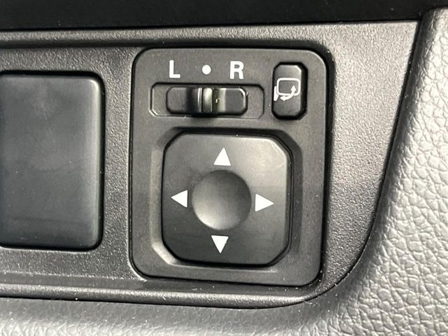 【電動格納ミラー】サイドミラーは電動格納式となっており、狭い駐車場でもキズがつくリスクを抑えられます。
