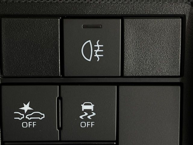 【プリクラッシュセーフティ】前方の車両等を検知し、衝突しそうな時は警報で注意を促し、ブレーキを踏む力をサポート。ブレーキを踏めなかった場合は衝突被害軽減ブレーキが作動、衝突回避をサポートします。