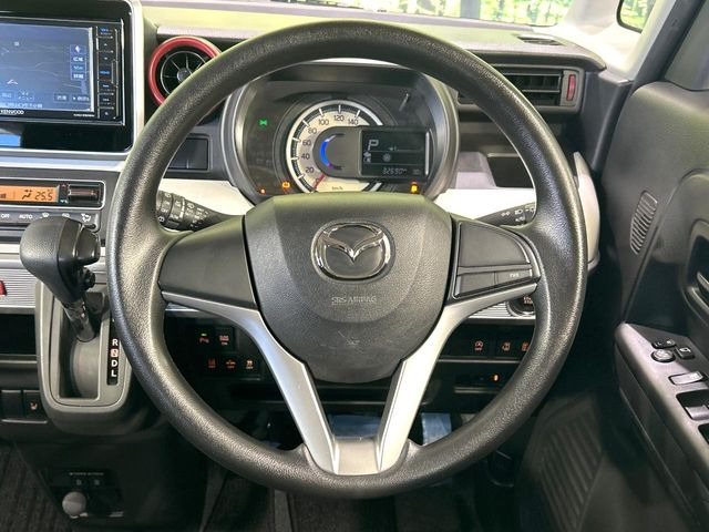 �C���e���A�ɍ��킹���f�U�C���̃X�e�A�����O�́A�^�]�������̂��Ƃ��l���A�^�]���₷���`��A�傫���ł��B�����x�A���ۂɐG���Ă��m���߂��������B