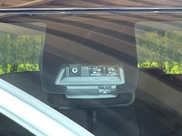 【トヨタセーフティセンス】走行中に前方の車両等を認識し、衝突しそうな時は警報とブレーキで衝突回避と被害軽減をアシスト。より安全にドライブをお楽しみいただけます。