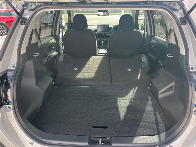 普段のお買い物や通勤、送迎等に十分な荷室スペースを確保しております。セカンドシートを倒すと、大きな荷物の積載も可能です♪