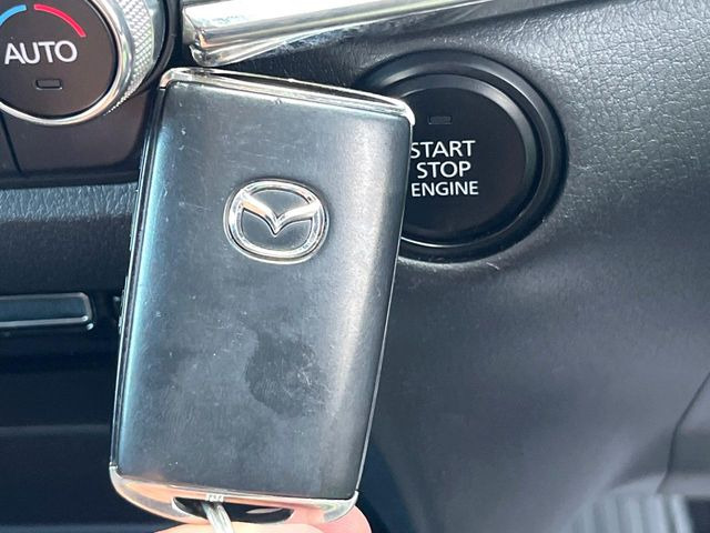 【アドバンストキー】カバンやポケットに入れたままでもドアの施錠・解錠が可能なスマートキーを装備。エンジンのオン・オフ時もカギを取り出す必要が無いからとっても便利です♪