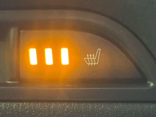 【シートヒーター】寒い日に重宝するシートヒーター!エアコンより早く温まってくれるので寒がりの人も安心ですね♪エアコンの温風は乾燥するから苦手、という方にもをおすすめです。