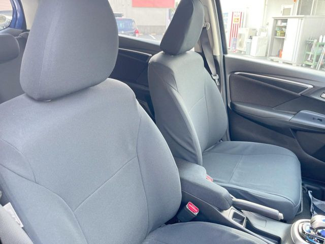 運転席まわりには十分なスペースがあり、大柄な方でもゆったり運転していただける環境です。