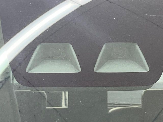 【衝突軽減装置】走行中に前方の車両等を認識し、衝突しそうな時は警報とブレーキで衝突回避と被害軽減をアシスト。より安全にドライブをお楽しみいただけます。