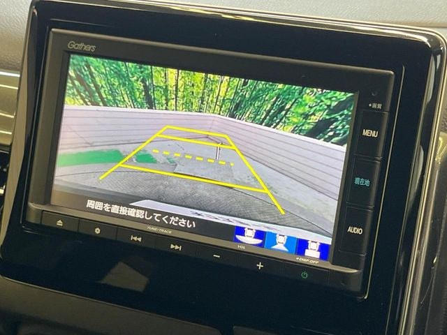 【バックカメラ】駐車時に後方がリアルタイム映像で確認できます。大型商業施設や立体駐車場での駐車時や、夜間のバック時に大活躍!運転スキルに関わらず、今や必須となった装備のひとつです!