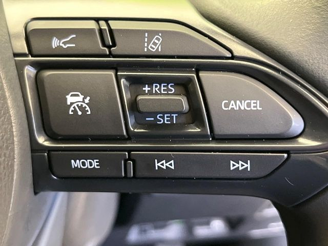 【レーダークルーズコントロール】高速道路での長距離走行が楽に!!自動で速度を保つクルーズコントロールが、衝突軽減システムと連携し、前方の車両を感知して車間を保つように速度調節してくれます!!