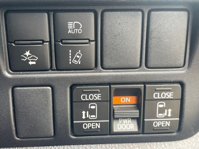 【両側パワースライドドア】スマートキーや運転席のスイッチで後席両側スライドドアの開閉が可能♪電動だから力を入れてドアを開ける必要が無く、小さなお子様でも簡単に開け閉めでき快適です♪