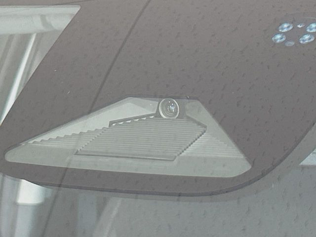 【ホンダセンシング】走行中に前方の車両等を認識し、衝突しそうな時は警報とブレーキで衝突回避と被害軽減をアシスト。より安全にドライブをお楽しみいただけます。
