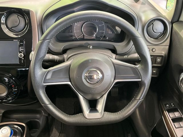 インテリアに合わせたデザインのステアリングは、運転される方のことも考え、運転しやすい形状、大きさです。是非一度、実際に触ってお確かめください。