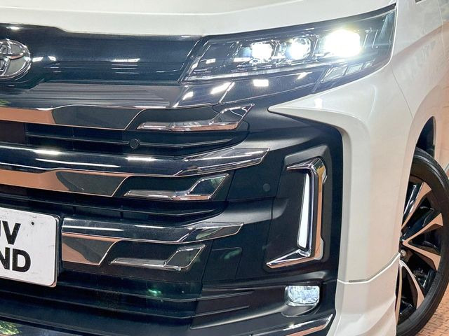 【三眼LEDヘッドライト】スタイリッシュな見た目の三眼LEDヘッドライトを装備♪スタイルだけでなく、夜間の走行も視界良好で安心してお乗りいただけます。