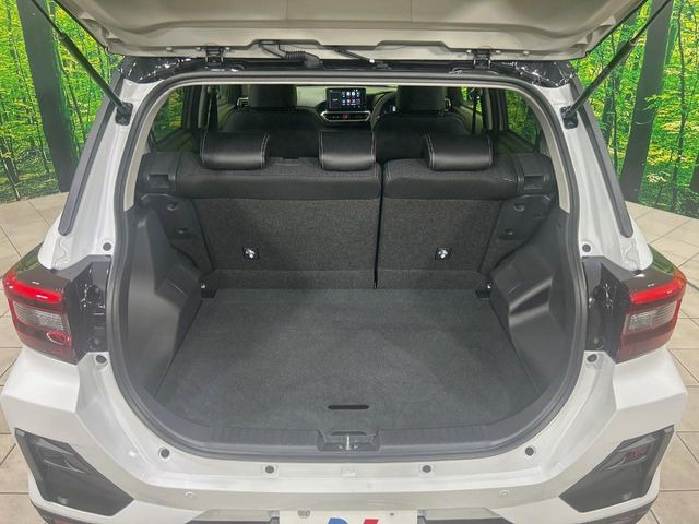 積み下ろしのしやすいデッキにはたっぷりと荷物を積み込んでいただけます。遊びから仕事まで、様々なシーンで頼れます♪