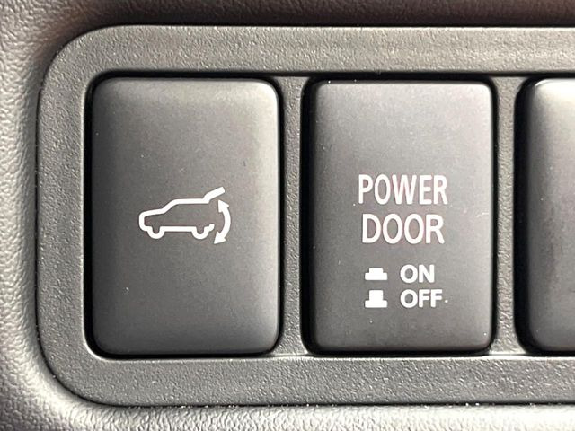 【パワーバックドア】スマートキーや運転席のボタンを押すだけでリアゲートが自動で開閉します!荷物を持っている時や、高い位置にあるバックドアを閉める際に便利な機能です♪
