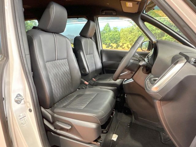 運転席シート廻りは使用感も少なく、良好な状態となっています。丁寧に使われていたことがよくわかりますね。