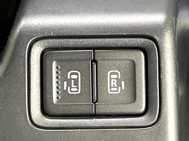 【両側パワースライドドア】スマートキーや運転席のスイッチで後席両側スライドドアの開閉が可能♪電動だから力を入れてドアを開ける必要が無く、小さなお子様でも簡単に開け閉めでき快適です♪