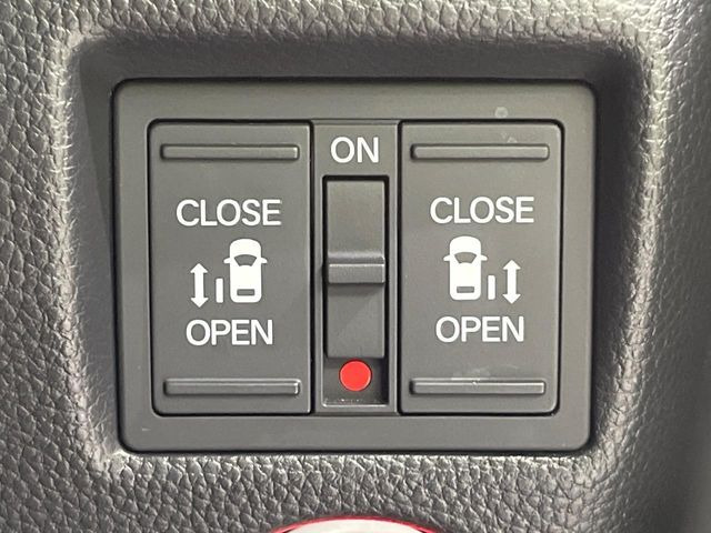 【両側パワースライドドア】スマートキーや運転席のスイッチで後席両側スライドドアの開閉が可能♪電動だから力を入れてドアを開ける必要が無く、小さなお子様でも簡単に開け閉めでき快適です♪