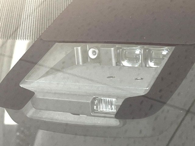 【プリクラッシュセーフティ】前方の車両等を検知し、衝突しそうな時は警報で注意を促し、ブレーキを踏む力をサポート。ブレーキを踏めなかった場合は衝突被害軽減ブレーキが作動、衝突回避をサポートします。
