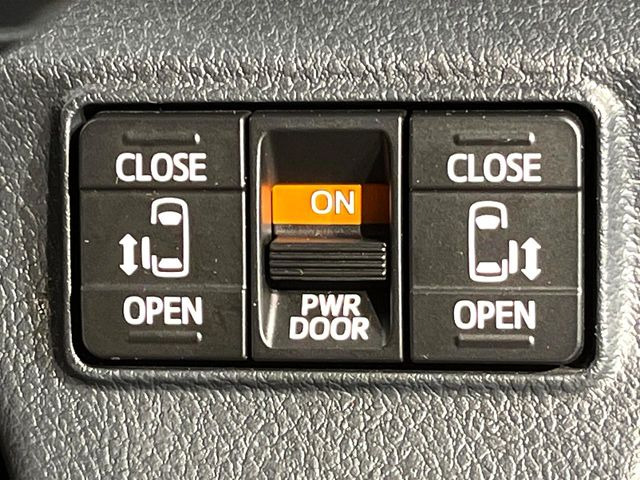 【両側パワースライドドア】スマートキーや運転席のスイッチで後席両側スライドドアの開閉が可能♪電動だから力を入れてドアを開ける必要が無く、小さなお子様でも簡単に開け閉めでき快適です♪