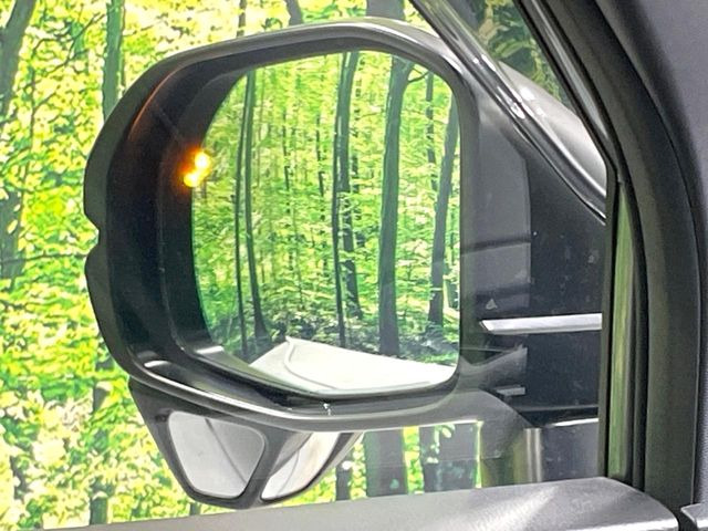 【ブラインドスポットインフォメーション】走行中、ドアミラーの死角になりやすい箇所に後続車が接近するとサイドミラー付近に警告を表示、ドライバーに注意喚起をしてくれます。