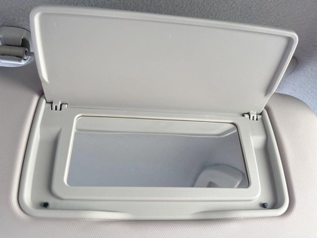 【バニティミラー】サンバイザー裏に設置されたミラーで身だしなみチェック!ちょっとしたメイク直しにも活躍します♪