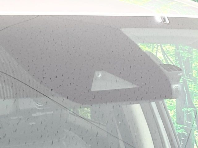 【インテリジェントエマージェンシーブレーキ】フロントカメラで前方の車両や歩行者を検知。衝突しそうな時は衝突被害軽減ブレーキが作動、衝突回避をサポート。より安全にドライブをお楽しみいただけます。
