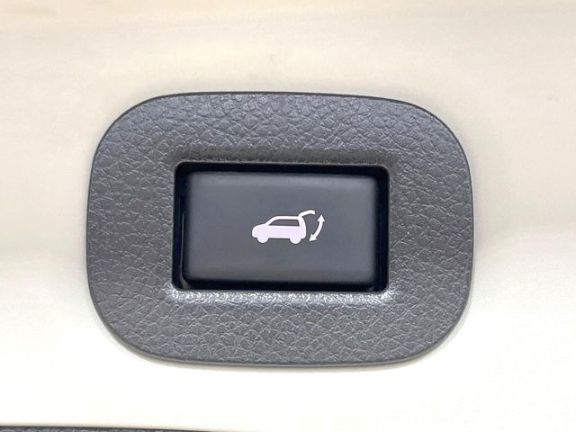 【パワーバックドア】スマートキーや運転席のボタンを押すだけでリアゲートが自動で開閉します!荷物を持っている時や、高い位置にあるバックドアを閉める際に便利な機能です♪