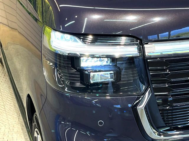 【LEDヘッドライト】悪天候や夜間走行時も良好な視界を確保し安心して運転できる高輝度LEDヘッドライトを装備!点灯速度が早く、消費電力も抑えられています。