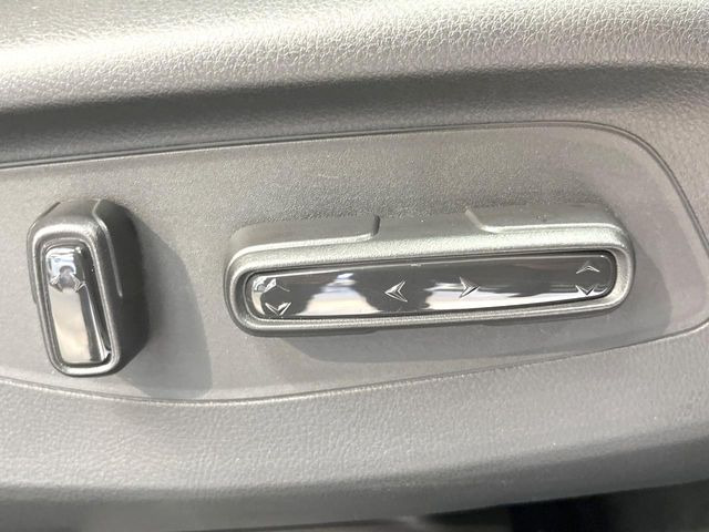 【パワーシート】スイッチ一つで簡単にシートの微調整が可能!電動だから力もいりません!自分に最適なシートポジションにセットして、快適なドライブをお楽しみください。