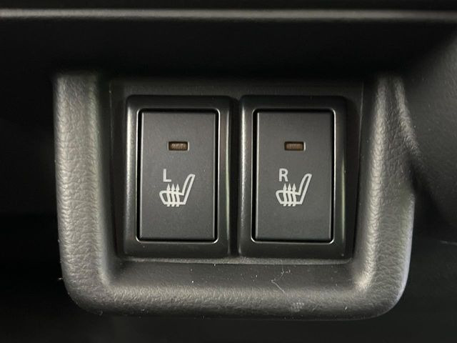 【シートヒーター】寒い日に重宝するシートヒーター!エアコンより早く温まってくれるので寒がりの人も安心ですね♪エアコンの温風は乾燥するから苦手、という方にもをおすすめです。