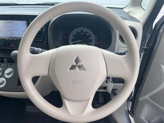 �C���e���A�ɍ��킹���f�U�C���̃X�e�A�����O�́A�^�]�������̂��Ƃ��l���A�^�]���₷���`��A�傫���ł��B�����x�A���ۂɐG���Ă��m���߂��������B