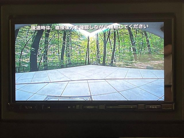 【バックカメラ】駐車時に後方がリアルタイム映像で確認できます。大型商業施設や立体駐車場での駐車時や、夜間のバック時に大活躍!運転スキルに関わらず、今や必須となった装備のひとつです!