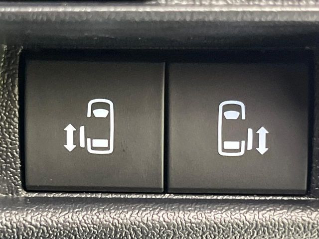 【両側パワースライドドア】スマートキーや運転席のスイッチで後席両側スライドドアの開閉が可能♪電動だから力を入れてドアを開ける必要が無く、小さなお子様でも簡単に開け閉めでき快適です♪
